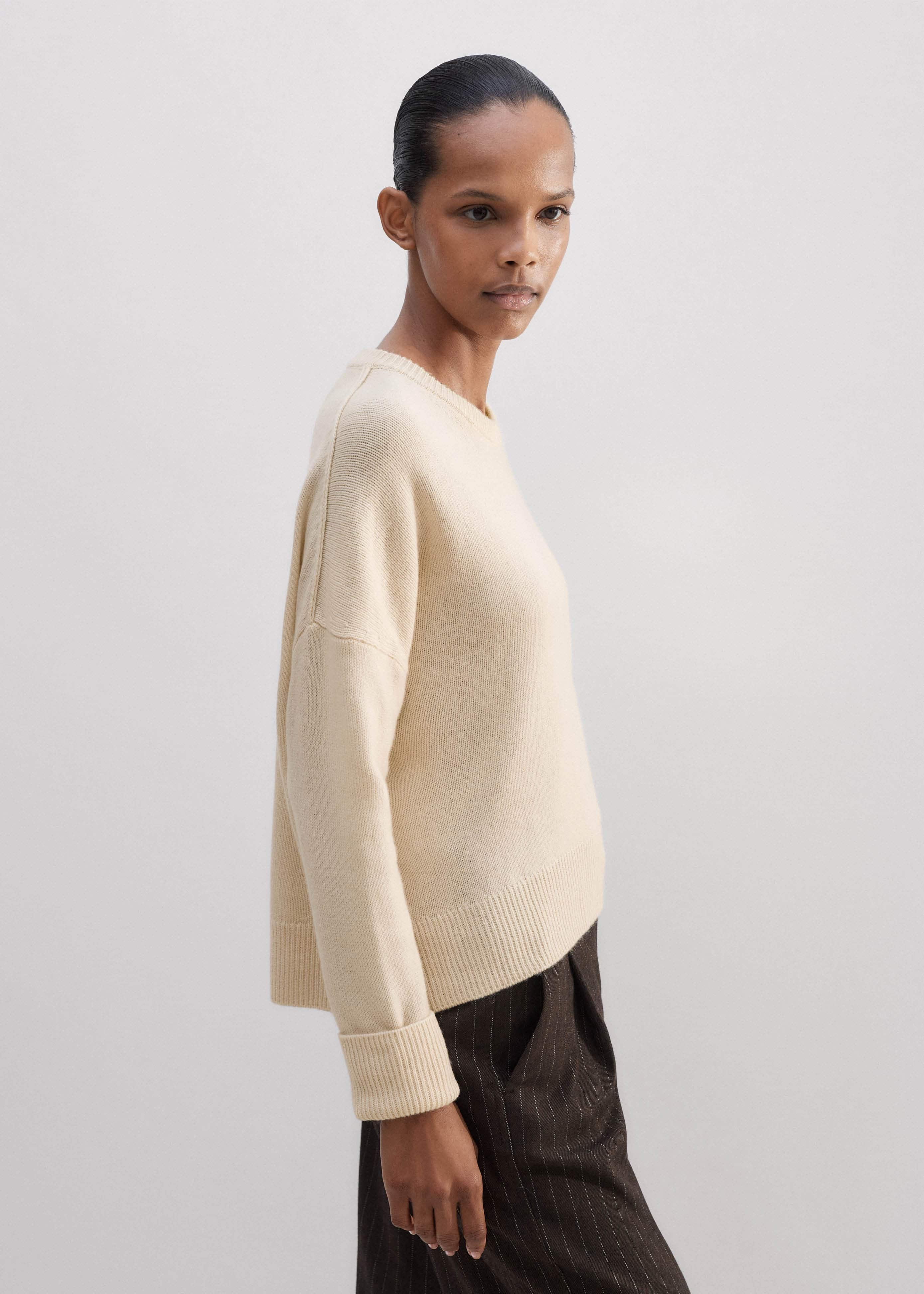 Responsibly sourced merino wool blended with 10% supersoft cashmere, knitted on 5gg with lofty tension.Luxuriously soft hand feel. Natural, breathable yarn.