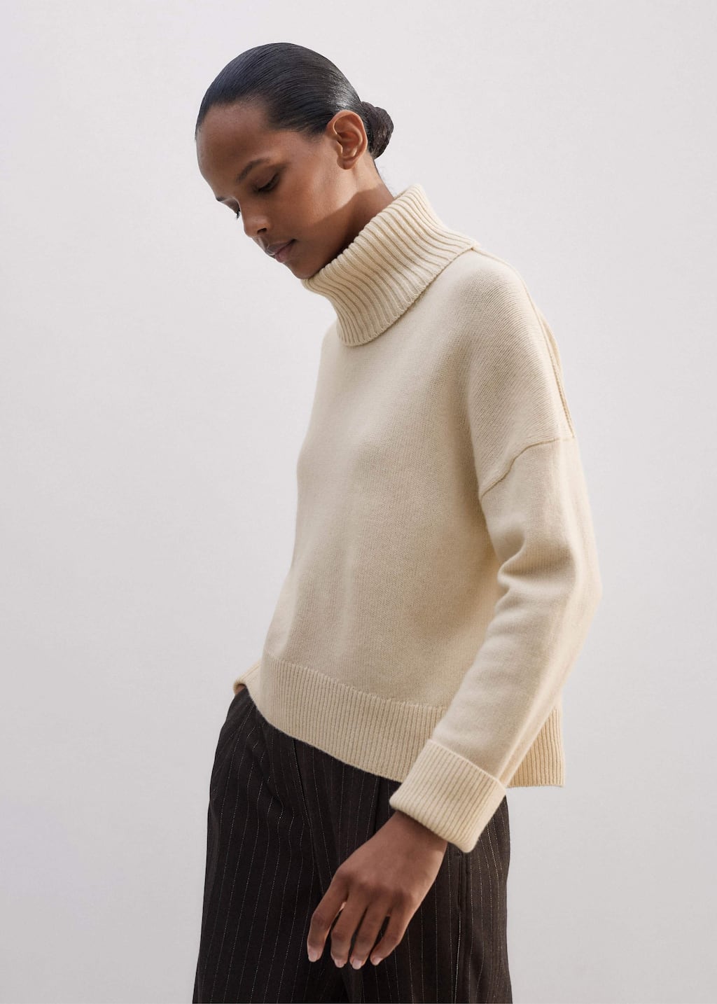 Responsibly sourced merino wool blended with 10% supersoft cashmere, knitted on 5gg with lofty tension.Luxuriously soft hand feel. Natural, breathable yarn.