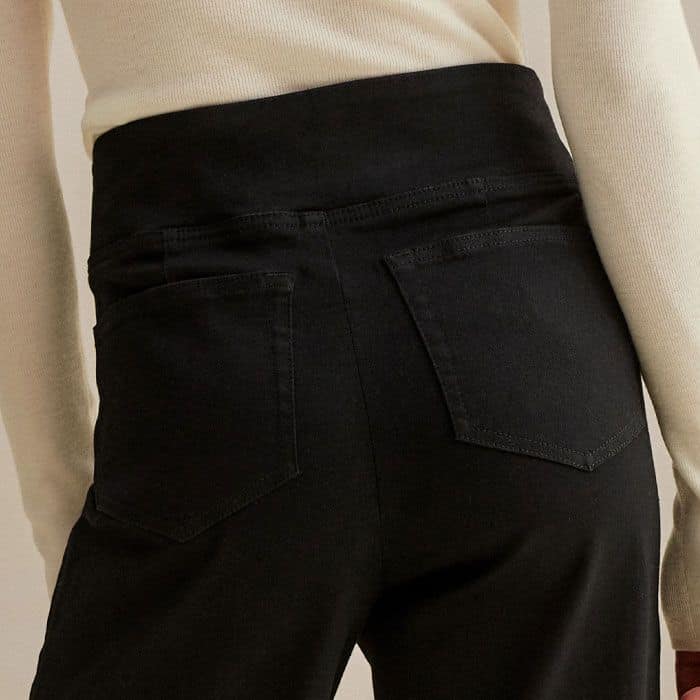 Back pockets are perfectly positioned to ensure a flattering aesthetic.