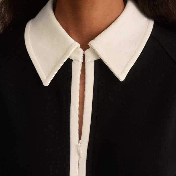 Detailed with a zip, the neckline easily switches from a round to a V-shaped one.