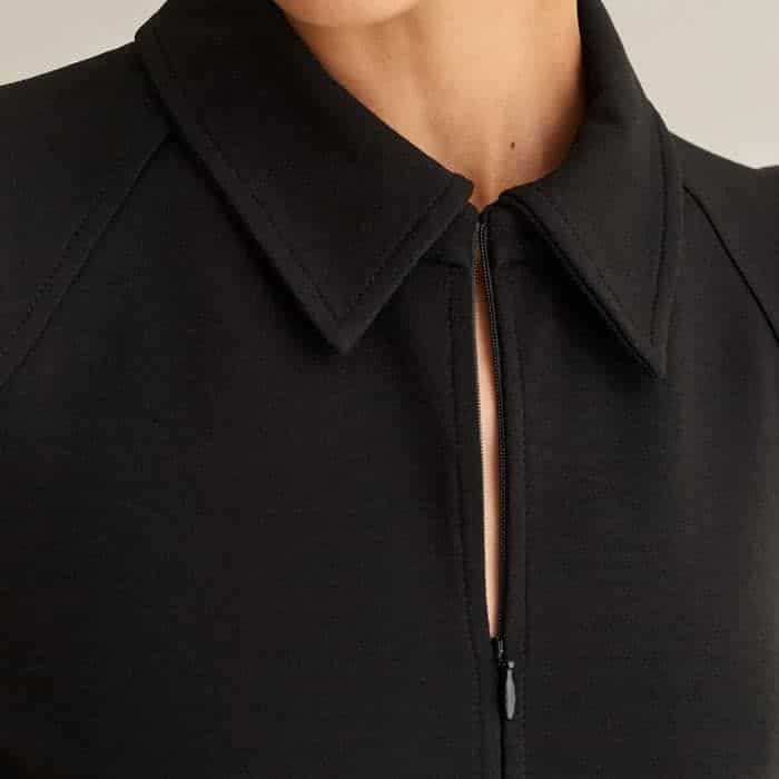 A zip accompanied by a hook-and-eye fastening allows you to choose between three different neckline options.