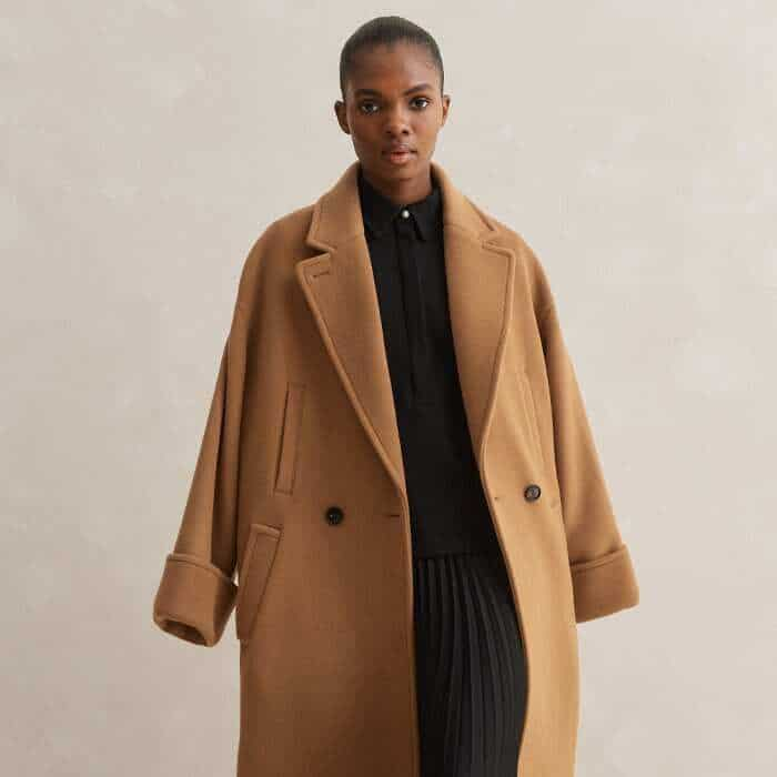 Detailed with dark buttons, our Longline Coat in camel completes an effortless autumn look. 