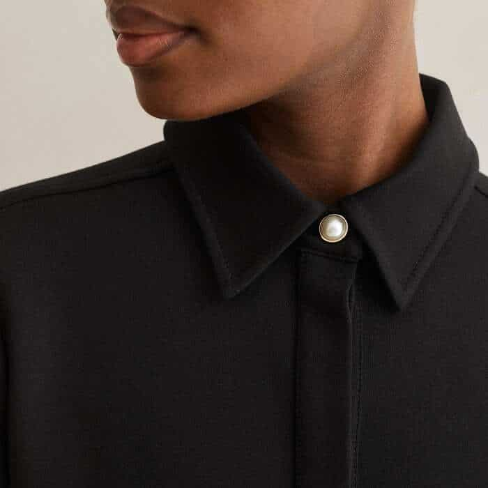 A line of concealed buttons allows you to adjust the neckline.