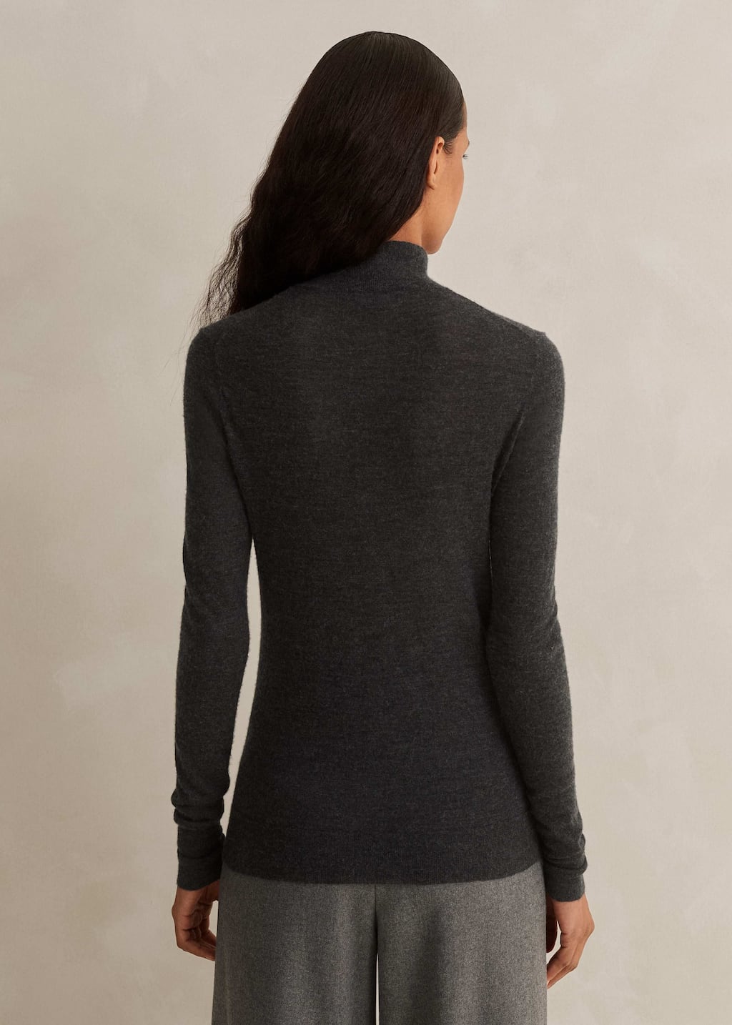 Super lightweight and luxuriously soft 100% cashmere knitted with slightly looser tension to give a nice fluidity. Natural, breathable yarn.