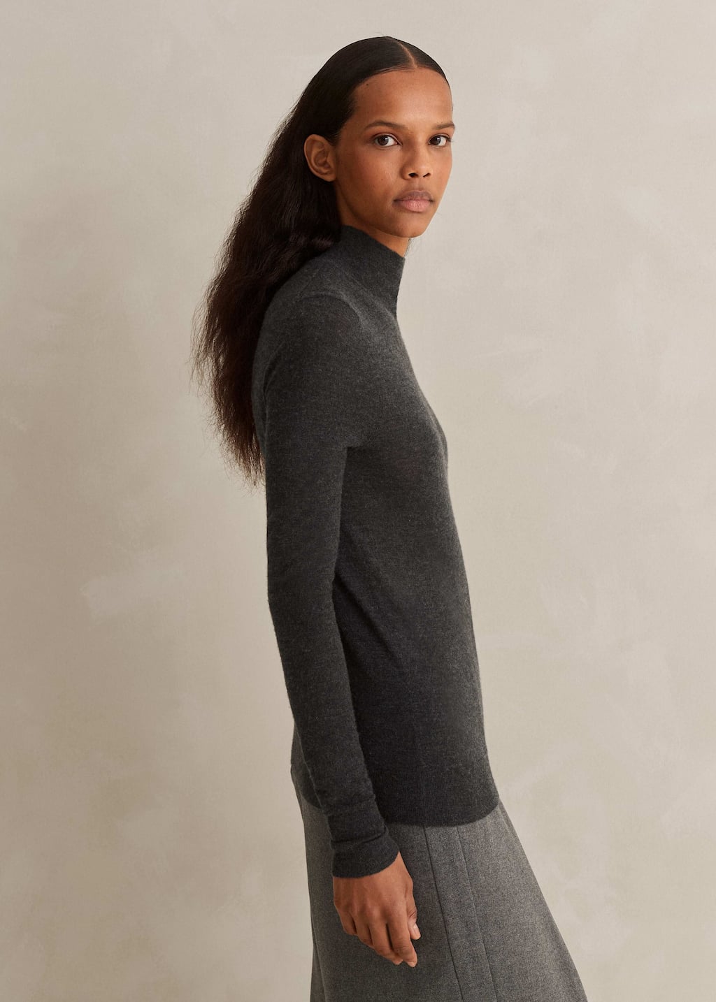 Super lightweight and luxuriously soft 100% cashmere knitted with slightly looser tension to give a nice fluidity. Natural, breathable yarn.