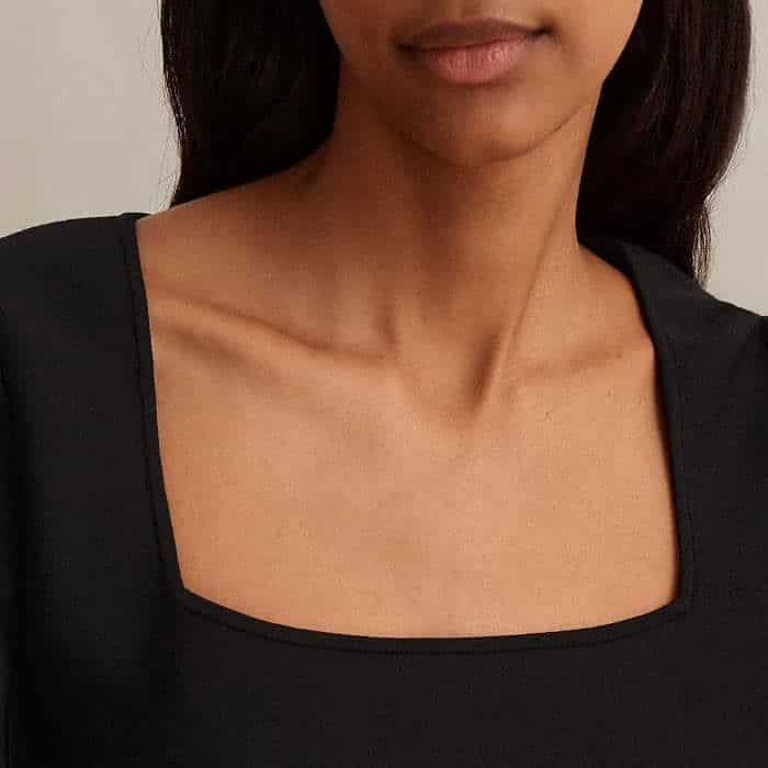 Combining striaght and curved lines, the square neckline is rounded at the edges.