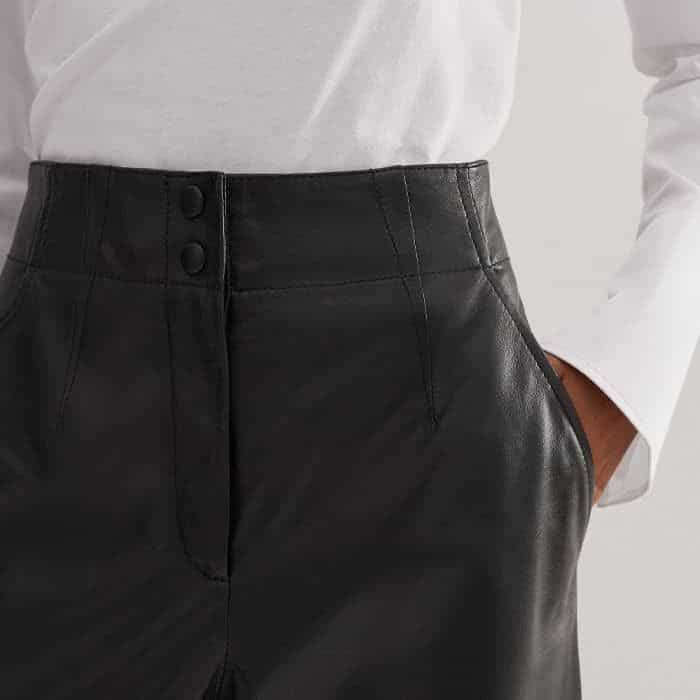 To ensure a bulk-free finish, the practical pockets are positioned towards the front of the side seams. 