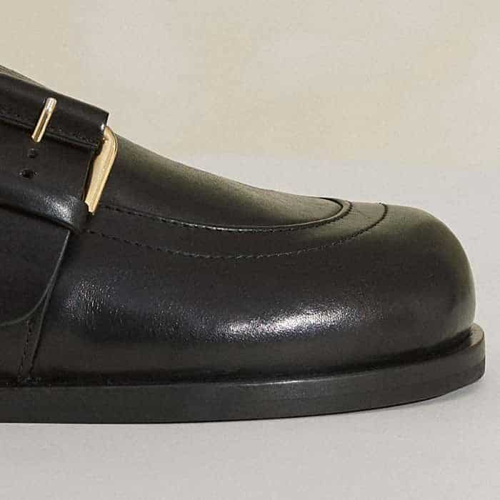 The leather sole is fitted with a non-slip rubber insert for durability.