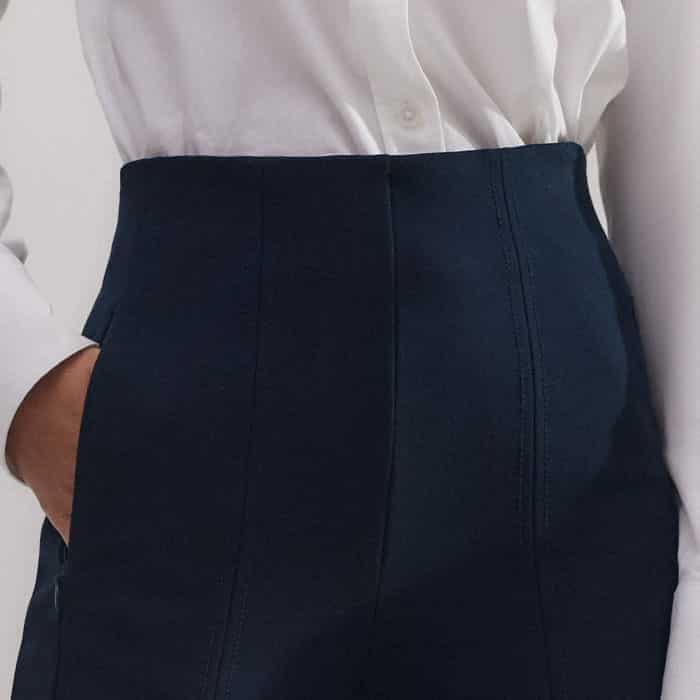 To guarantee your comfort, the waistband is elasticated.