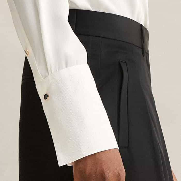 To ensure a bulk-free silhouette, the pockets are found in front of the side seams.