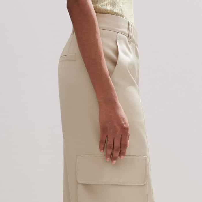 Pockets flatteringly positioned in front of the side seams are joined by patch ones on the legs.