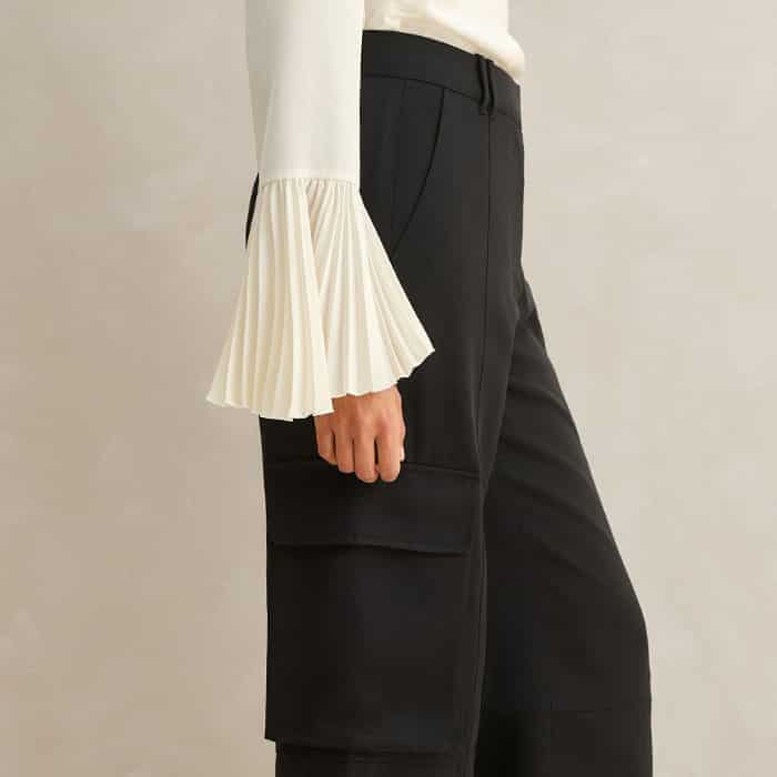 In addition to the flatteringly positioned pockets in front of the side seams, deep patch pockets feature down the legs.