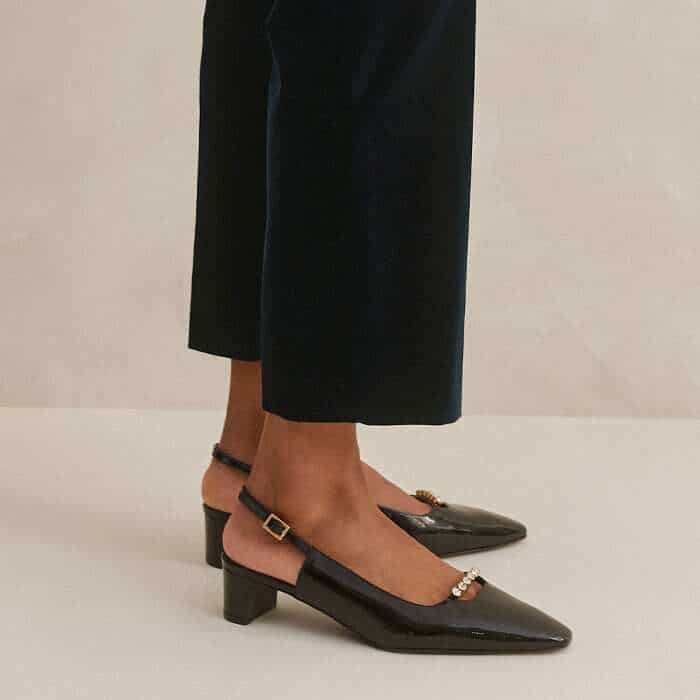 The cropped length is designed to highlight the narrowest point of your ankle.