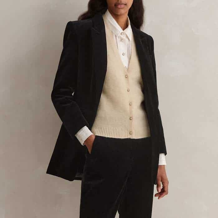 Create a coordinated eveningwear look paired with our Velvet Bracelet Sleeve Sharp Blazer.