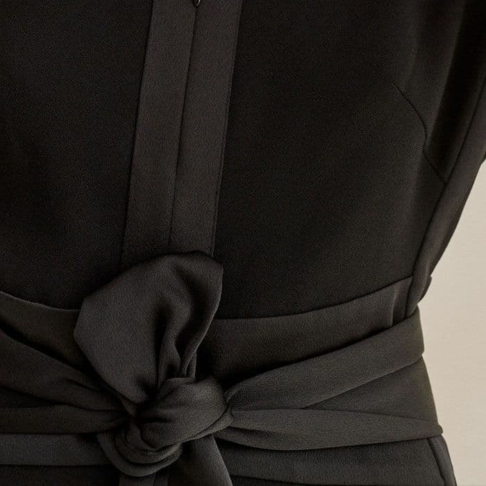 Highlight your waist with the optional belt that can also be styled loosely at your neck.