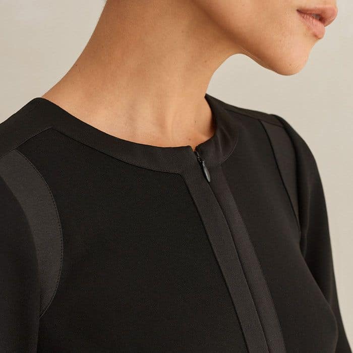 With a zip and a hook-and-eye fastening, the neckline switches from a round to a V-shaped one with the option of creating a keyhole detail.