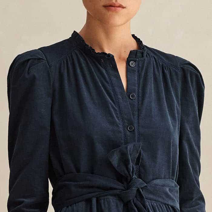 Buttons running down the chest allow you to switch from a round to a V-neck silhouette. 