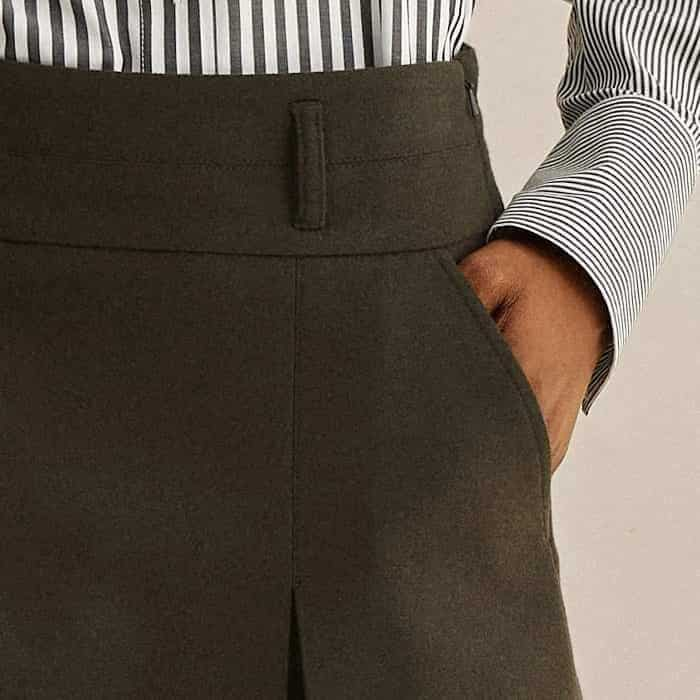 Practical and flatteringly placed, the pockets are positioned towards the front of the side seams.