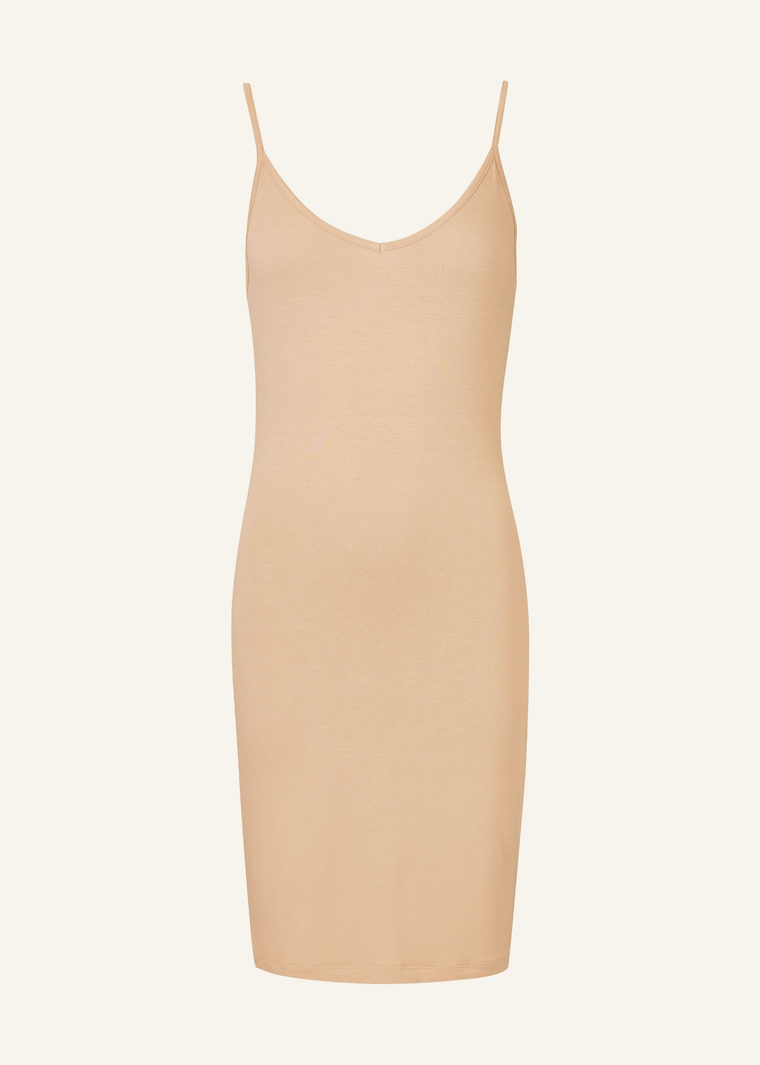 Finishing just above the knee, this flattering cut allows the slip to be worn under various dress lengths.