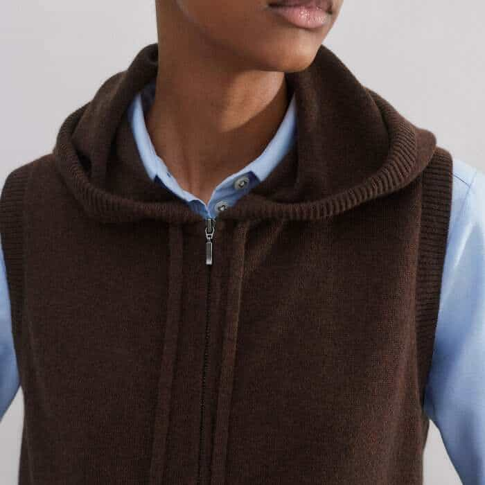 The hood is fitted with a drawstring to lock in extra warmth and create a more fitted finish.