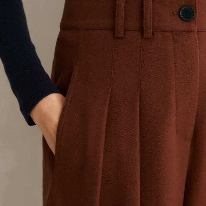 Expertly placed pleated details that grant the pair structure are joined by practical pockets towards the front of the legs.