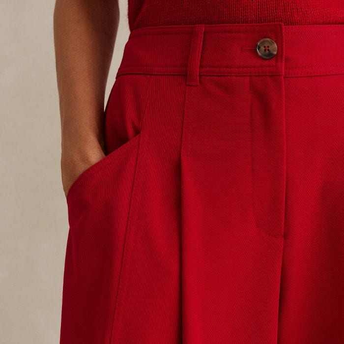 In keeping with our flattering design principle, the pockets are placed towards the front of the leg for a streamlined silhouette.