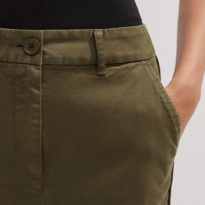 A small coin pocket is placed by one of the front pockets, cleverly positioned to keep your hips free from excess fabric.