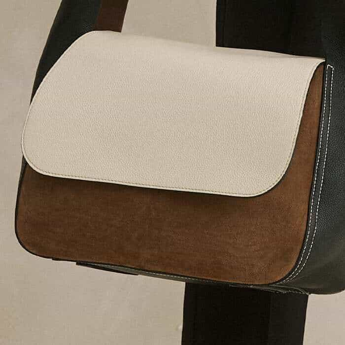 The base of the bag has leather feet to keep the fabric protected from dirt and dust when placed on the floor. 