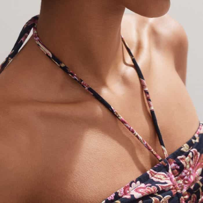 The bandeau is equipped with an adjustable tie to perfect the fit at the neckline.