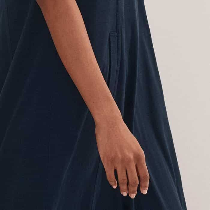 Tuck your hands into the functional pockets, flatteringly positioned in front of the side seams for a bulk-free finish.