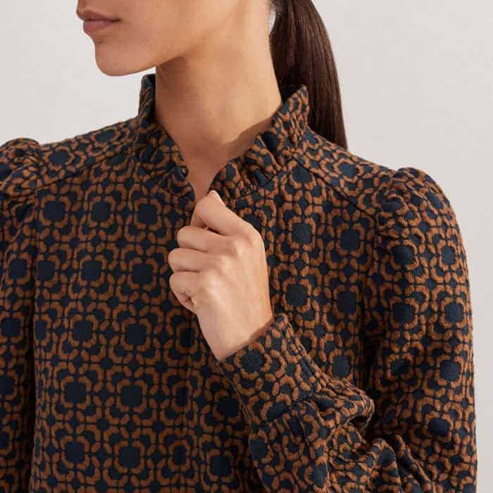 The neckline can be adjusted with the zip-up fastening.