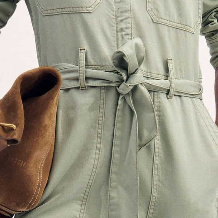 Cinch in your waist with the optional tie belt.