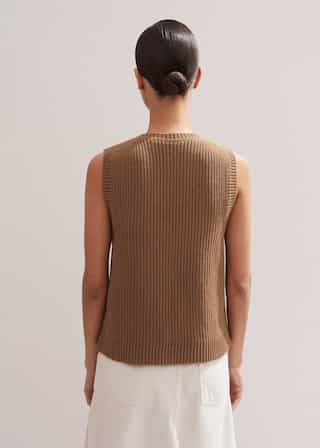 Blend of Italian merino wool and cashmere yarn, knitted in a chunky ribbed stitch on mid-heavy weight 5gg.