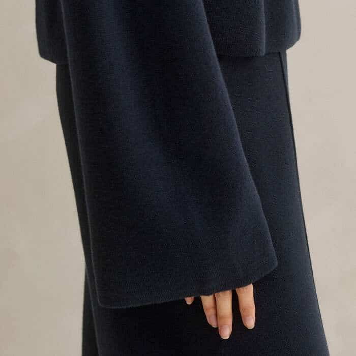 The wide, full-length sleeves fall to deep cuffs that can be turned up.