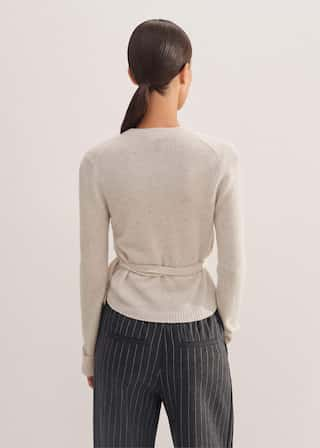 Crafted from luxurious pure cashmere. The base layer is knitted ribbed on 12gg with 7gg trims and the outer layer is knitted in a plain jersey stitch on 9gg.