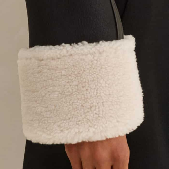 The cuffs of the long sleeves are decorated with soft shearling.