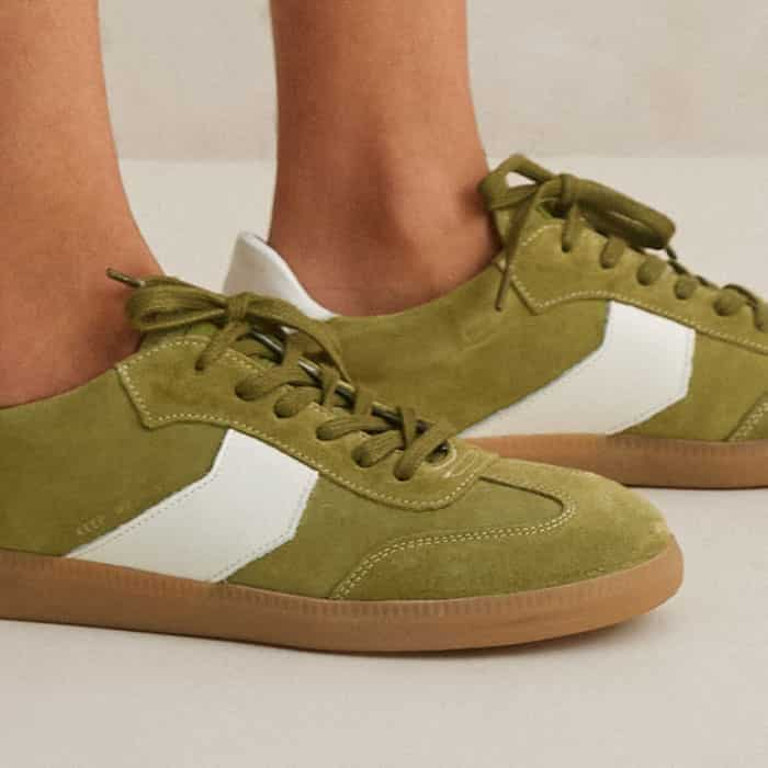 Opt for a full green look by swapping the white laces with the complimentary khaki ones.