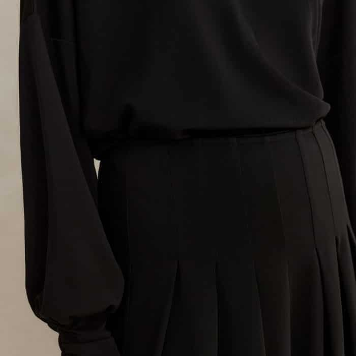 The zip fastening is position at one side of the waistband to keep the front free from detailing.