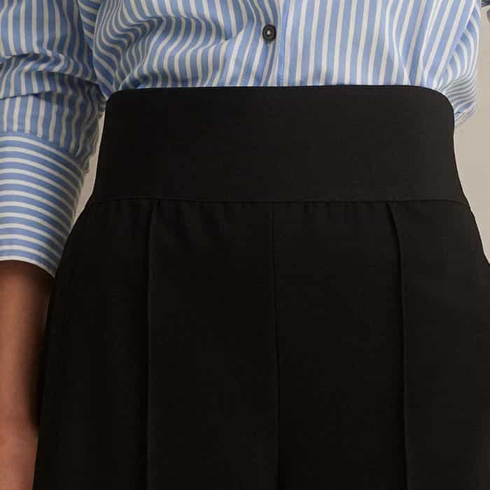 For a comfortable, wear-all-day fit, the waistband is elasticated.