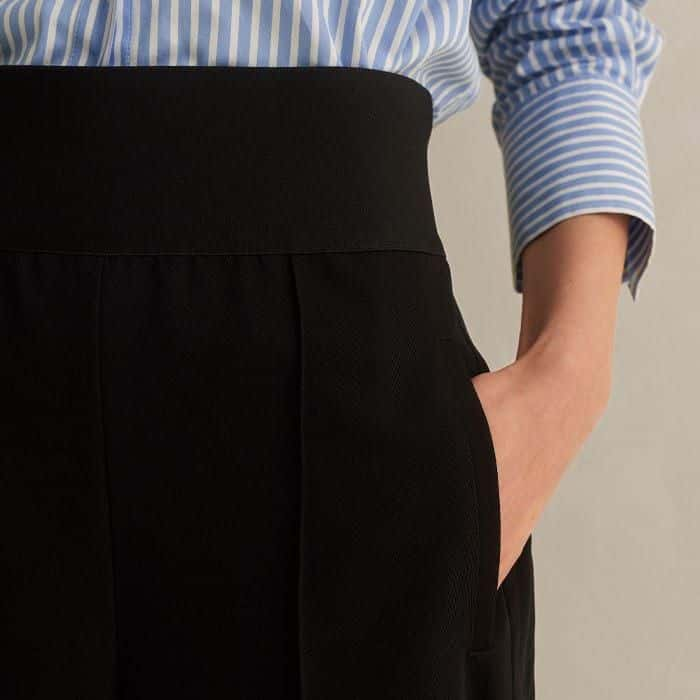 Adding flattering functionality, the pockets are positioned in front of the side seams for a bulk-free finish.