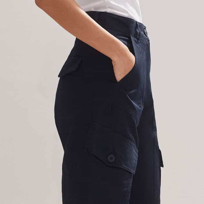 The deep front pockets are joined by functional patch pockets on the side of the leg.