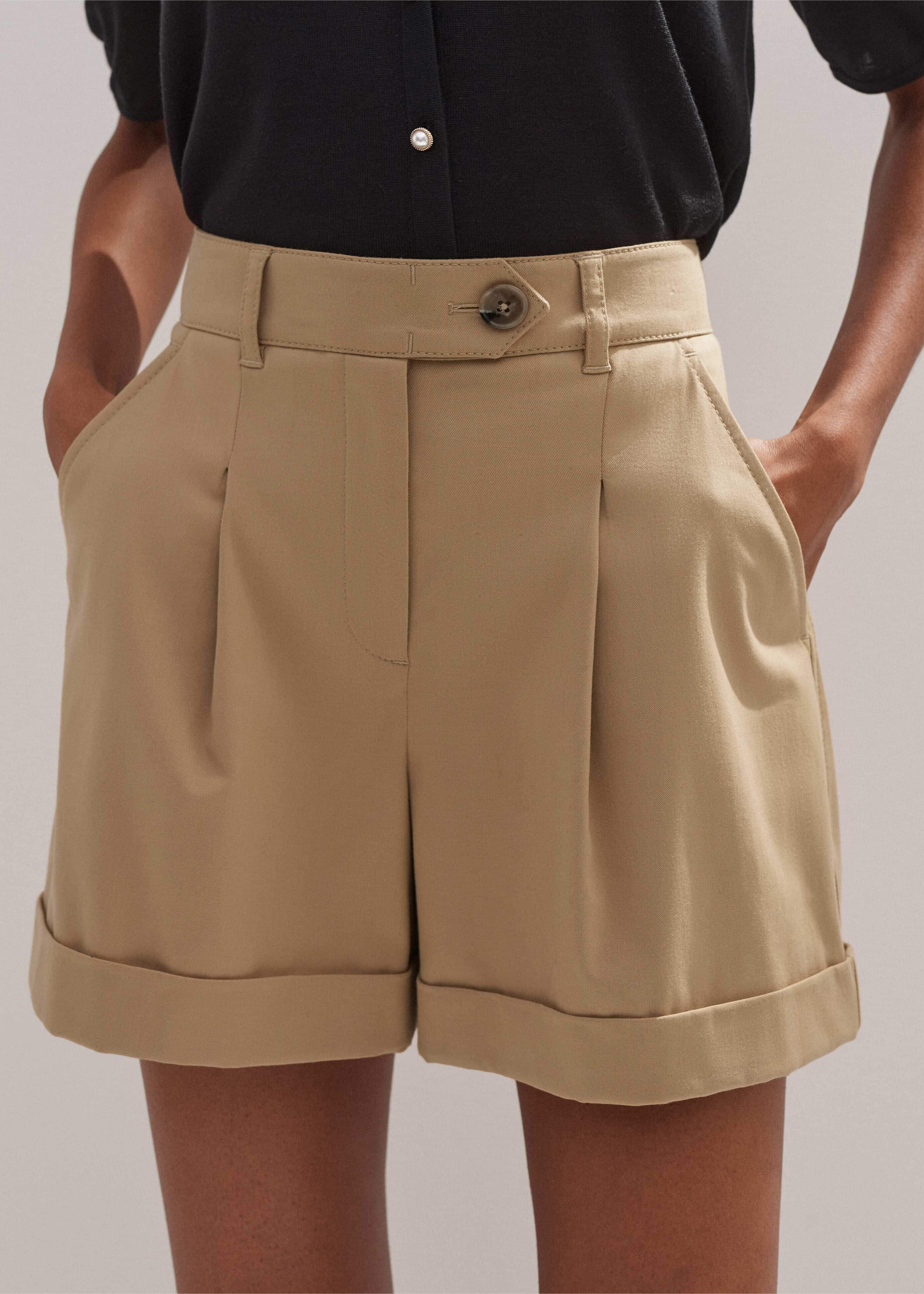 Functional pockets are positioned in front of the side seams for a bulk-free finish.