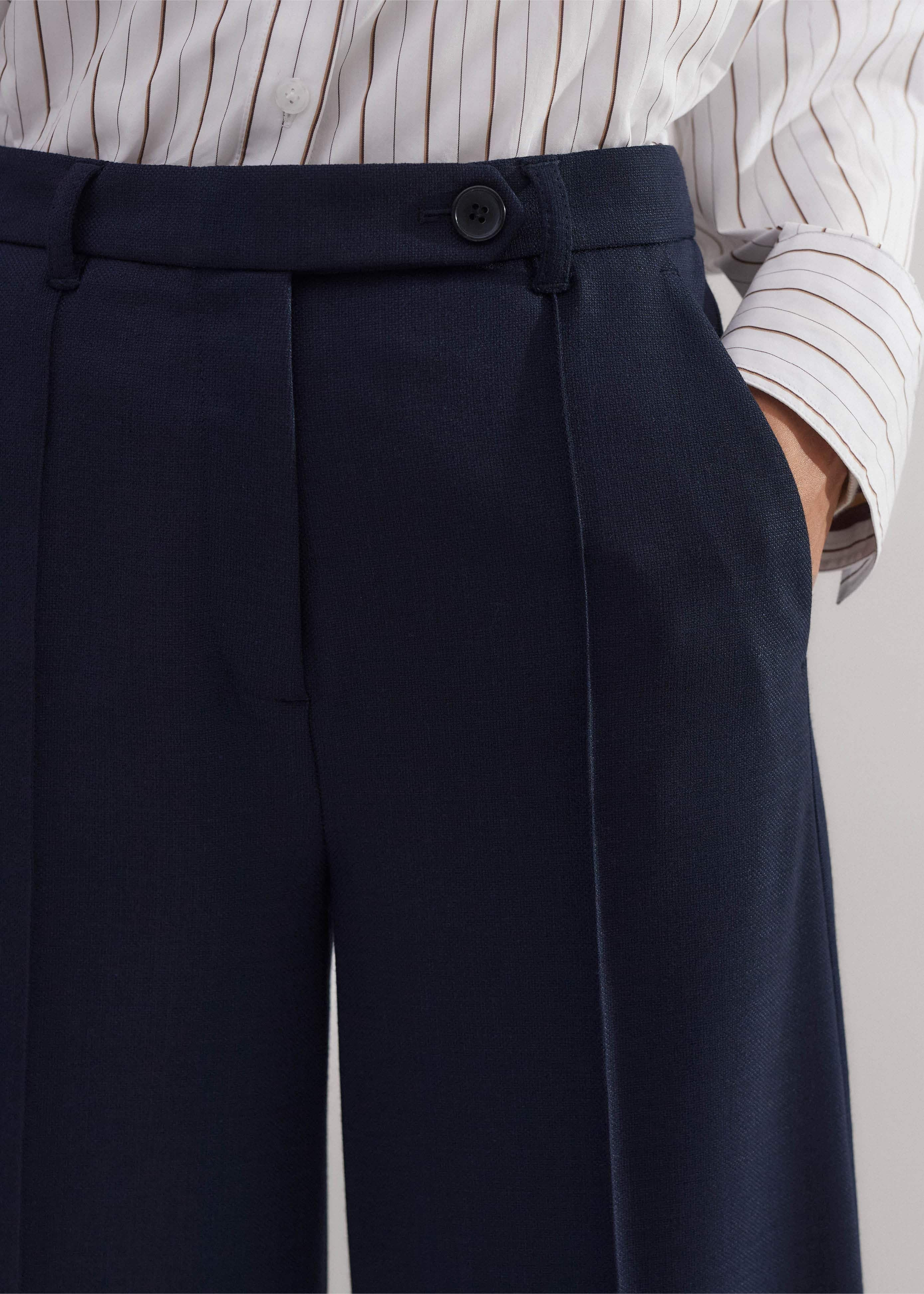 A subtle side stripe blends in with the navy hue of the piece for a streamlined silhouette.