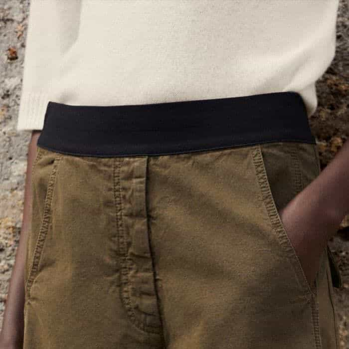 For a wear-all-day, comfortable fit, the waistband is elasticated.