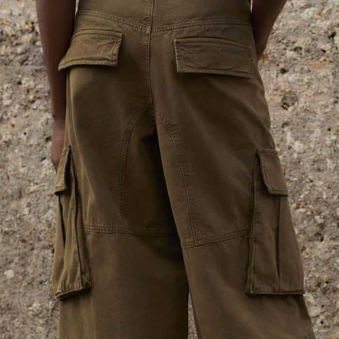 Patch pockets find themselves on the side of the leg, adding functionality.