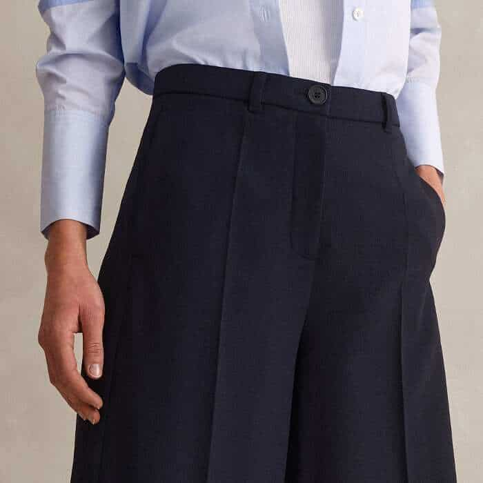 Pockets are flatteringly positioned in front of the side seams to add functionality.