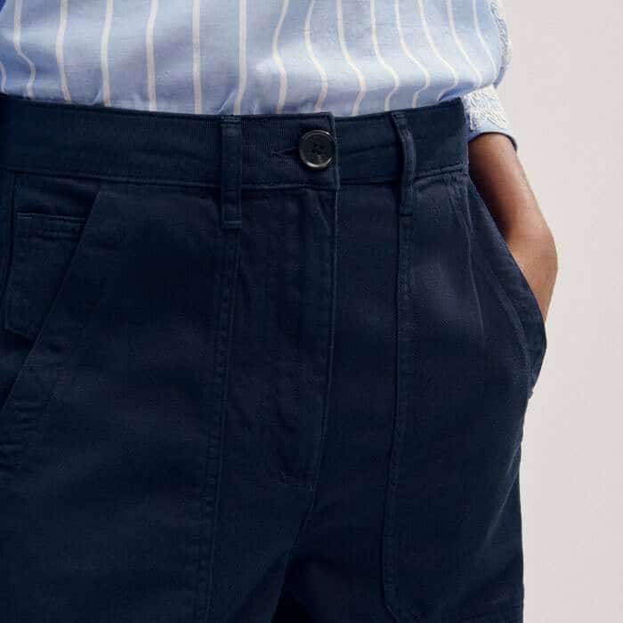 Pockets in front of the side seams create a functional, bulk-free finish.