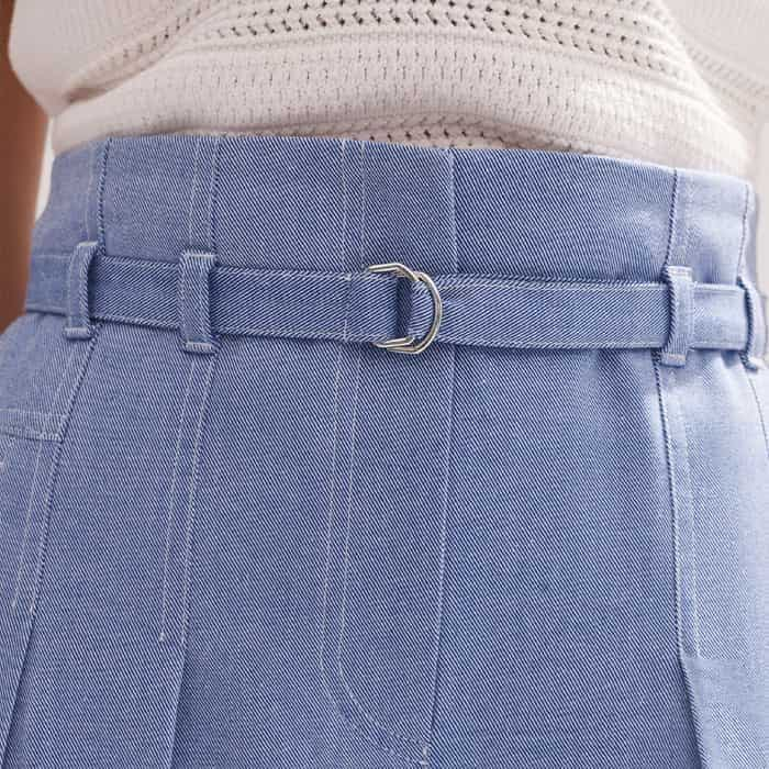 Accentuate your waist with the optional belt.