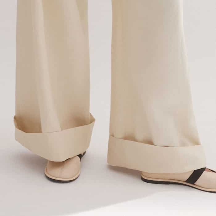 The leg can be lengthened or shortened thanks to the deep hems.