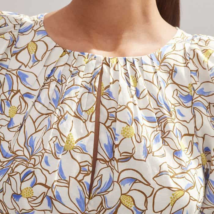 Switch between a V neckline and a keyhole one with the hook-and-eye fastening.